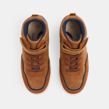 حذاء رياضي باللون البني، عالي الرقبة وبشريط سكرتش، للفتيان